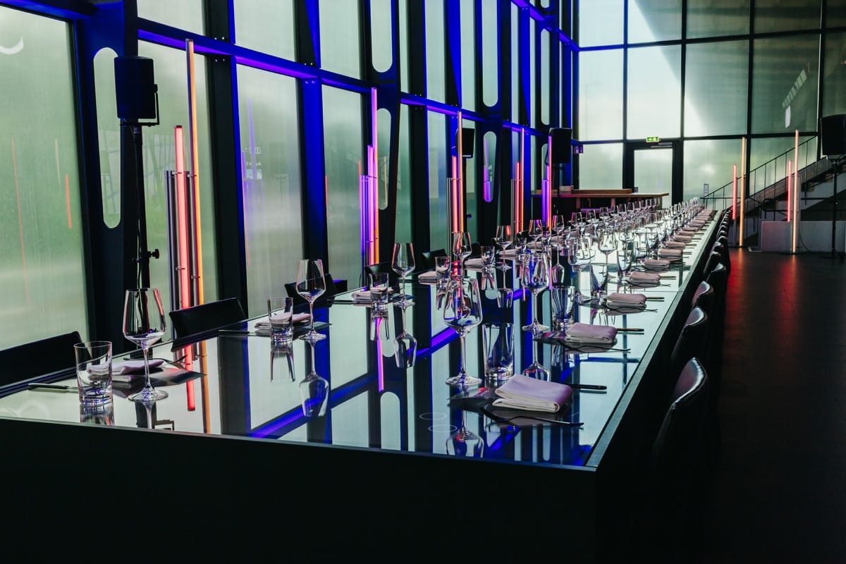 AVUS Tribüne event space configured for an elegant seated dinner