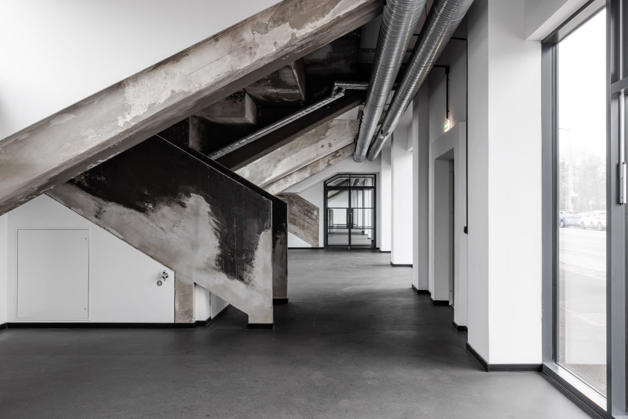 120 m² Studio Room in Berlin mit industriellem Charakter und großen Fensterflächen